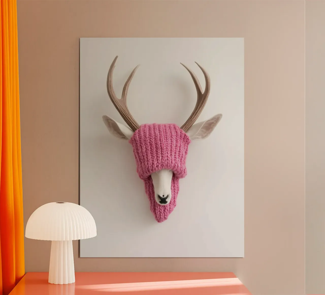 Corna di cervo con cappello in maglia rosa poster con telaio in alluminio da Autofocus