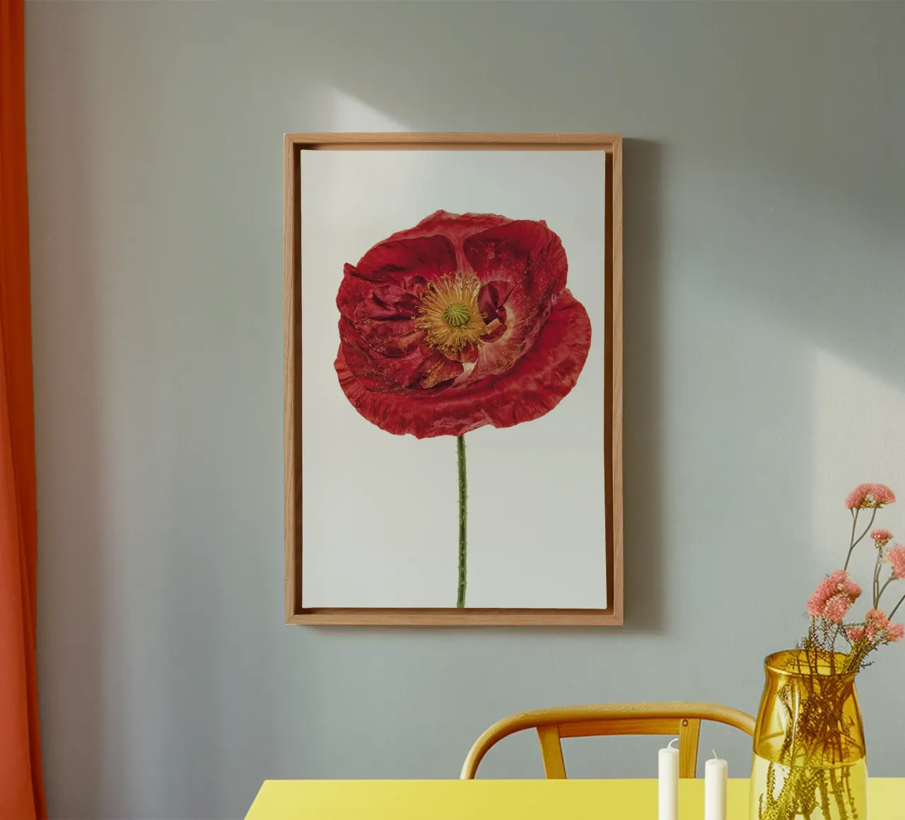 Kühne Eleganz: Dunkelroter Mohn Leinwand mit Schattenfugenrahmen von Curious Collections by Marielle Leenders