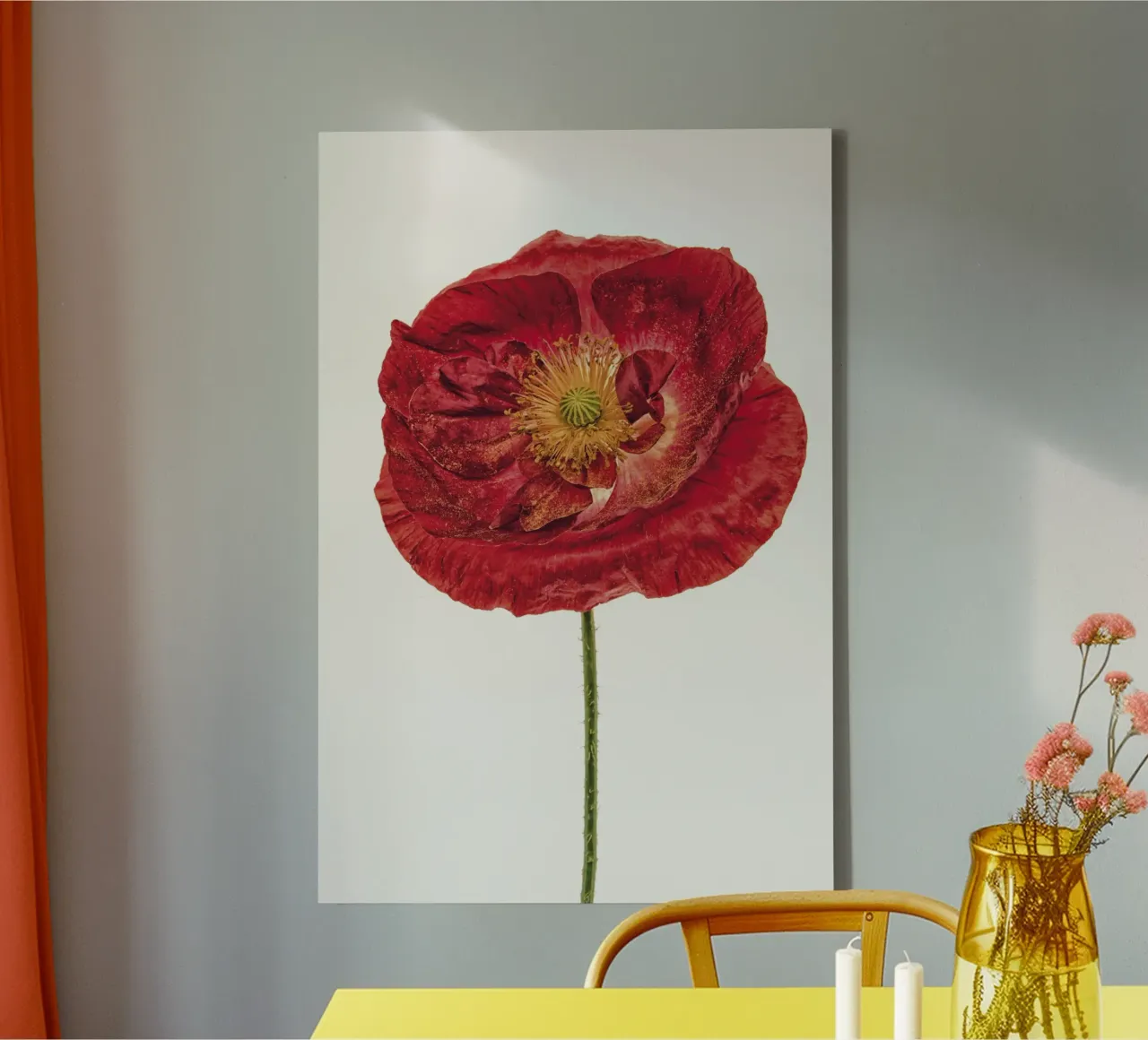 Kühne Eleganz: Dunkelroter Mohn Leinwand mit Schattenfugenrahmen von Curious Collections by Marielle Leenders