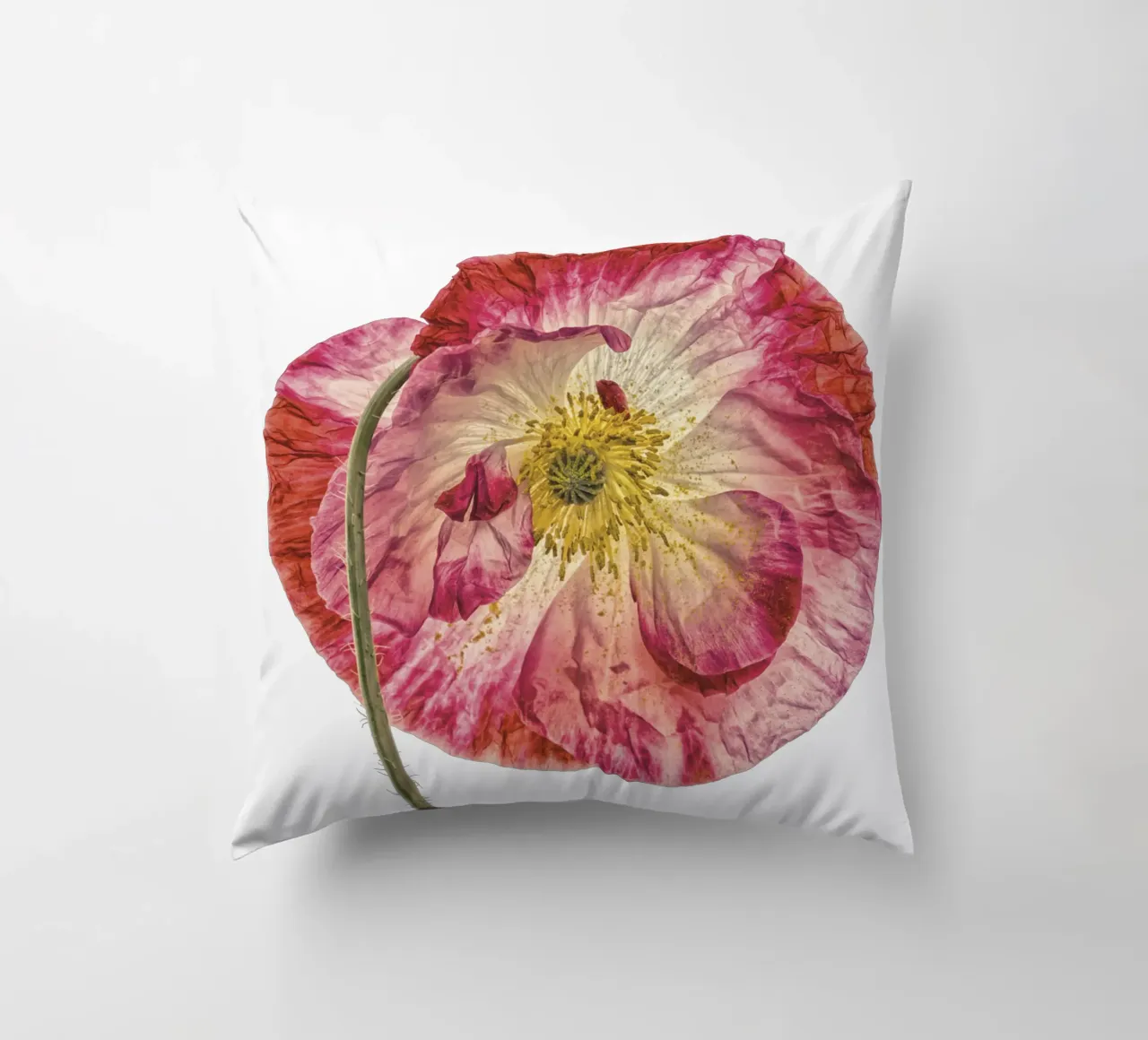 Amore in fiore: Papavero rosa a forma di cuore cuscino da Curious Collections by Marielle Leenders