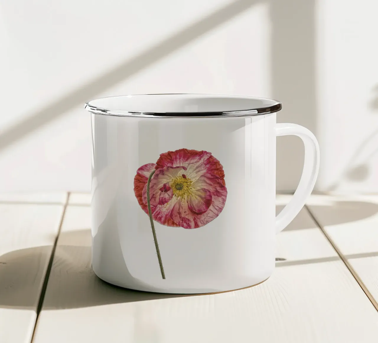 Amore in fiore: Papavero rosa a forma di cuore tazza in smalto da Curious Collections by Marielle Leenders