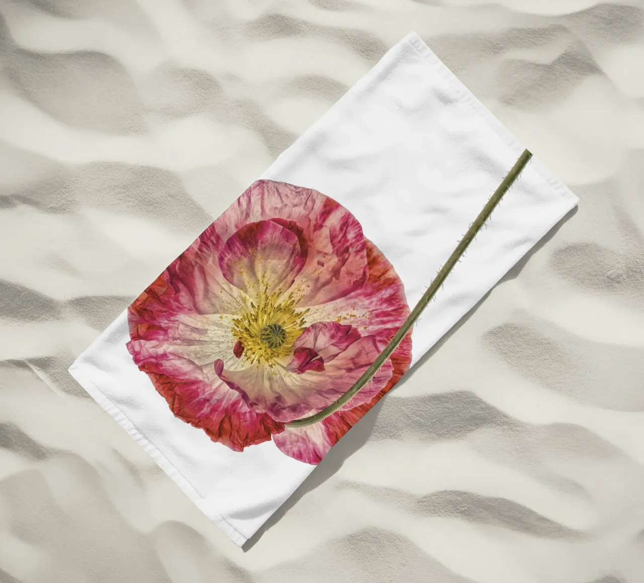 Amore in fiore: Papavero rosa a forma di cuore telo mare da Curious Collections by Marielle Leenders