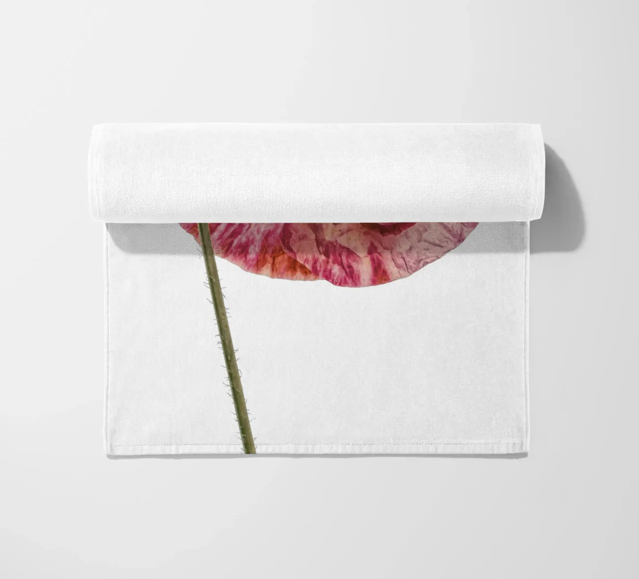 Amore in fiore: Papavero rosa a forma di cuore telo mare da Curious Collections by Marielle Leenders