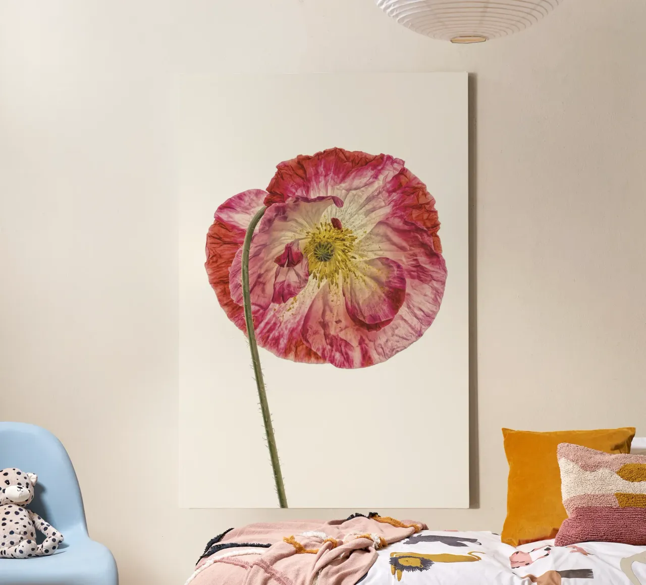 Amore in fiore: Papavero rosa a forma di cuore tela con Cornice a cassetta da Curious Collections by Marielle Leenders