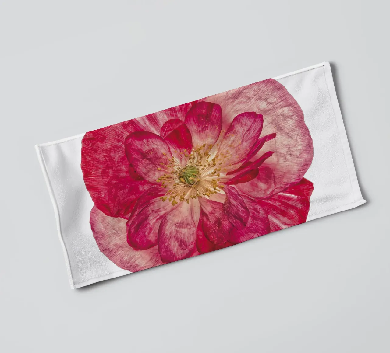 Blush of Nature: Papavero rosa asciugamano da bagno da Curious Collections by Marielle Leenders
