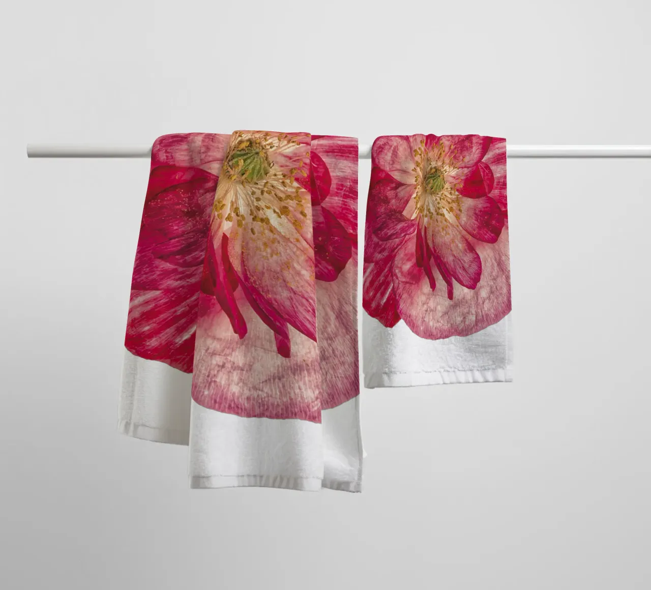 Blush of Nature: Papavero rosa asciugamano da bagno da Curious Collections by Marielle Leenders