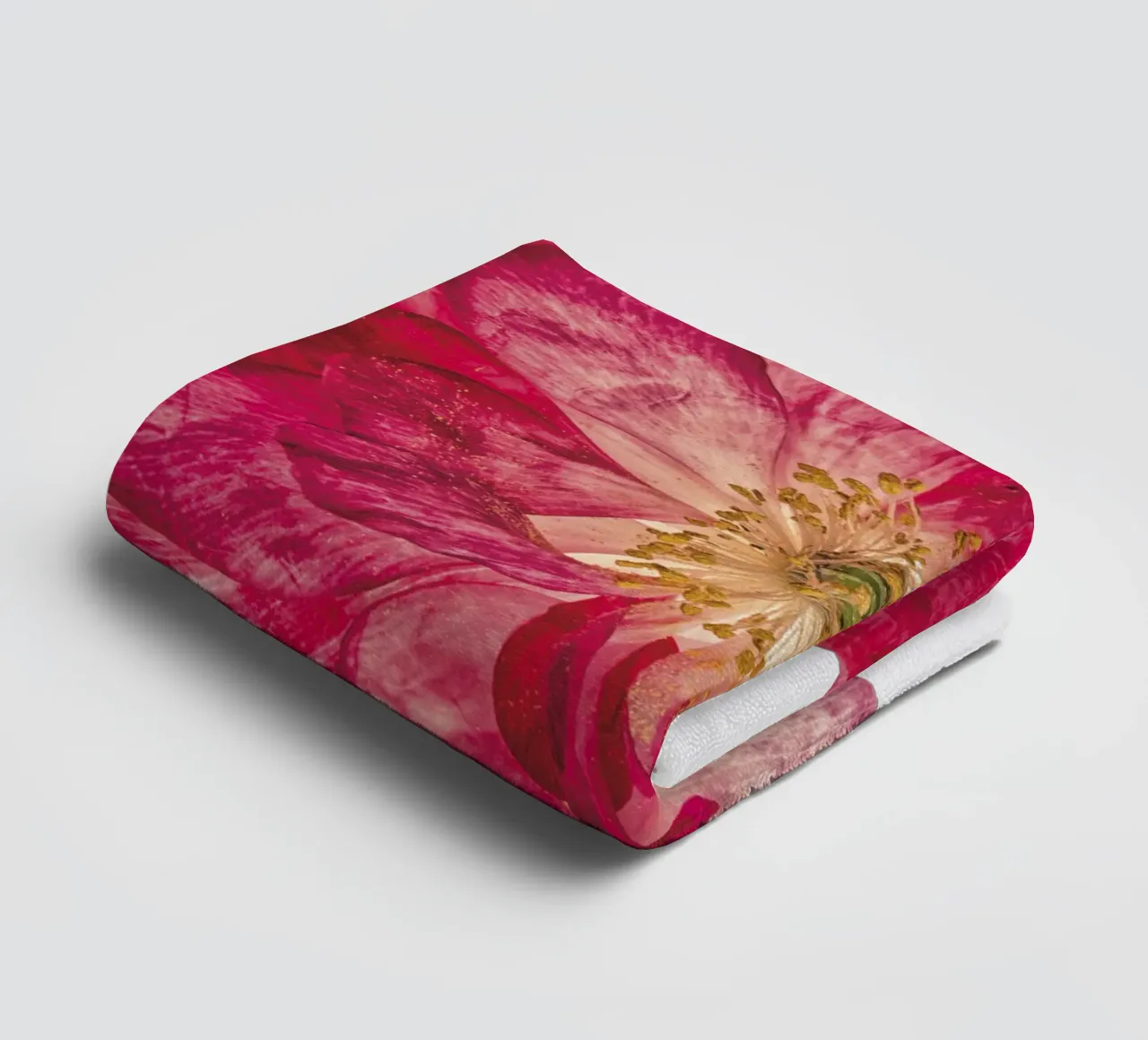 Blush of Nature: Papavero rosa asciugamano da bagno da Curious Collections by Marielle Leenders