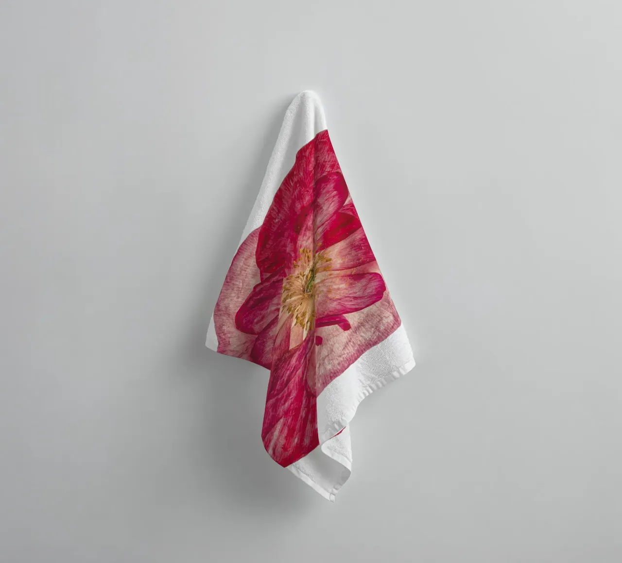 Blush of Nature: Papavero rosa asciugamano da bagno da Curious Collections by Marielle Leenders