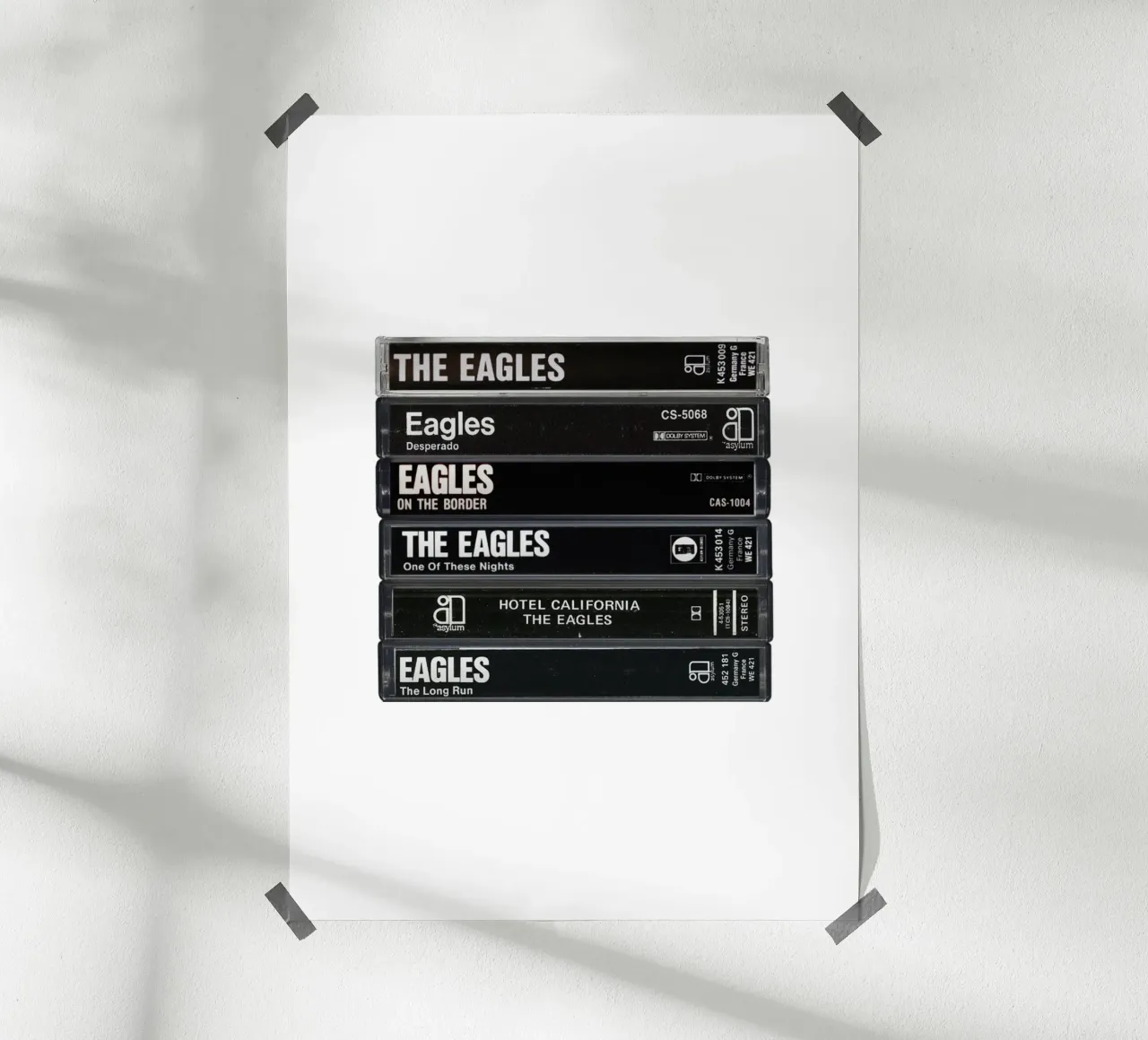 Gli Eagles - Album raccolti - Stampa su cassetta poster con telaio in legno da MrMustardPrints