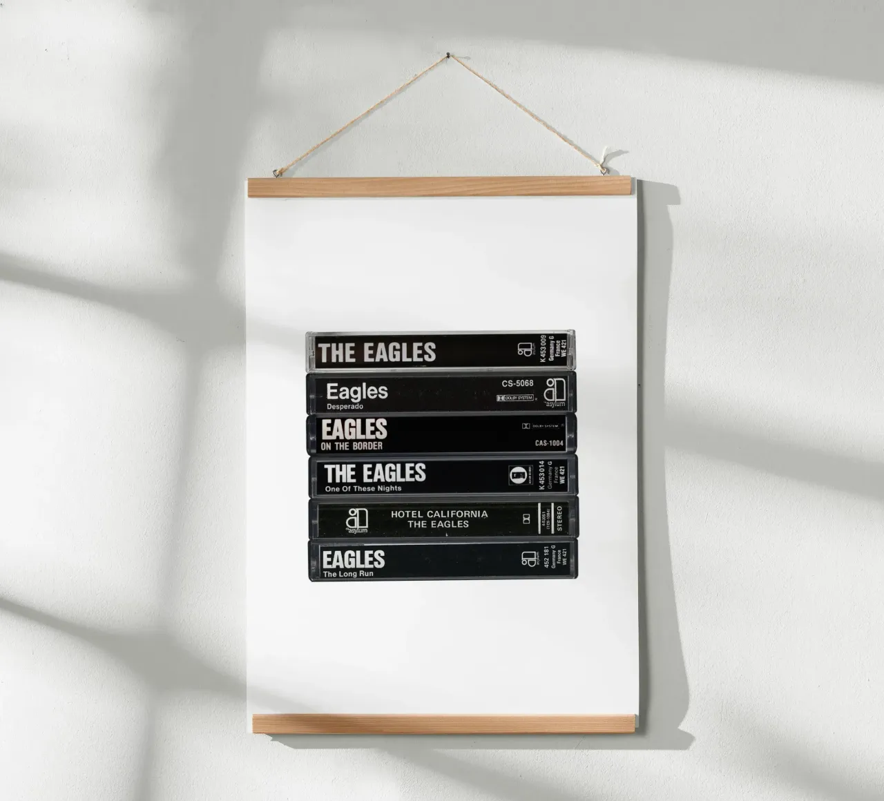 Gli Eagles - Album raccolti - Stampa su cassetta poster con telaio in legno da MrMustardPrints