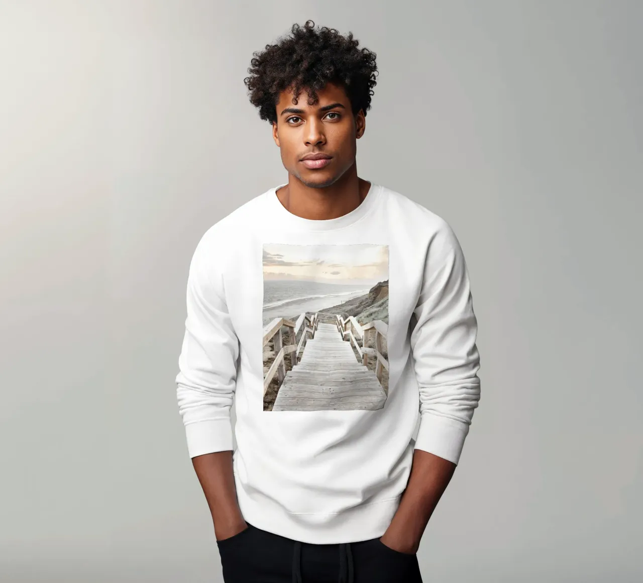 Küstenblick Holzweg“ – Beruhigendes Stranddesign Sweatshirt von Whole©