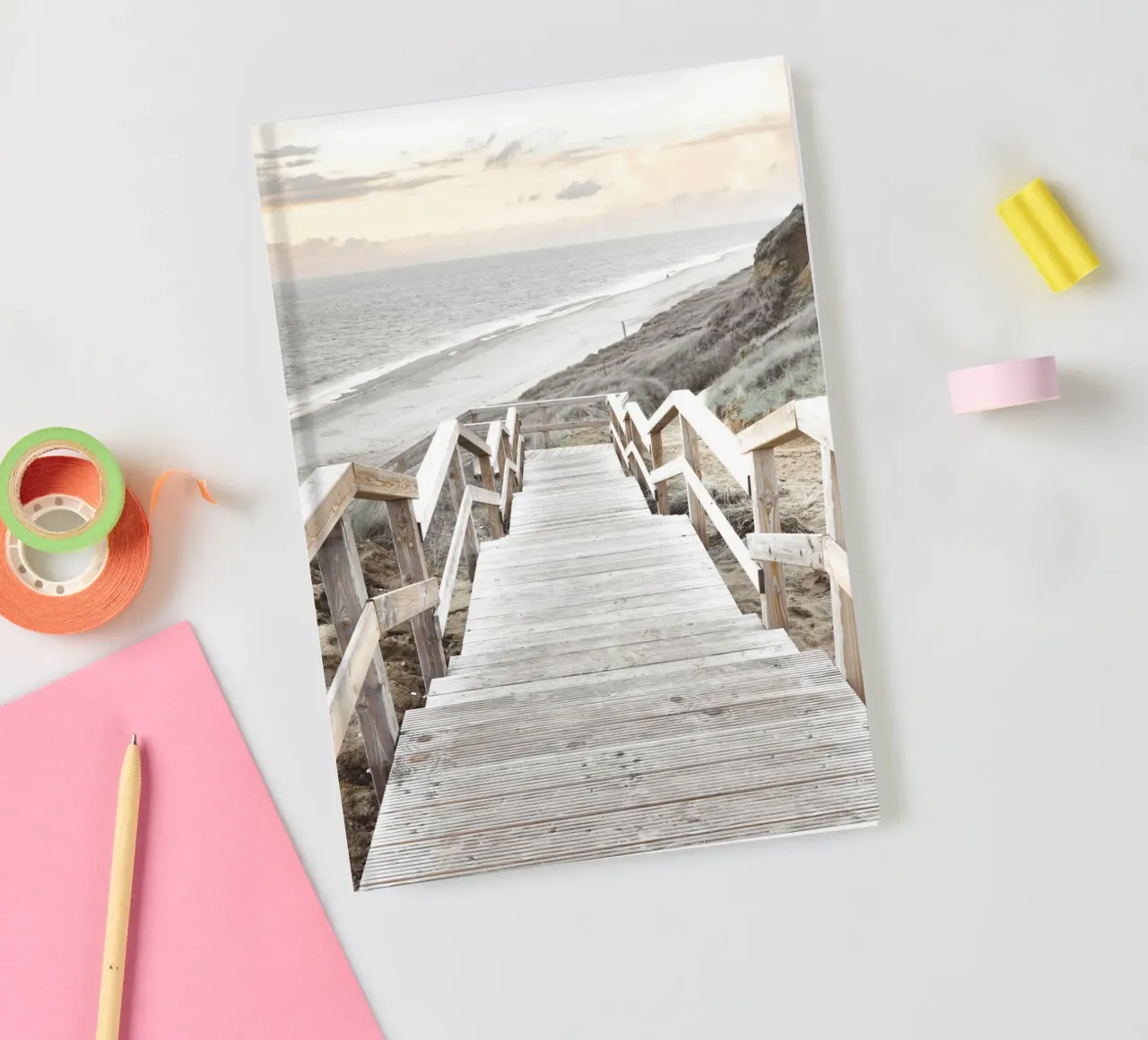 Vue sur la côte "Chemin en bois" - Design de plage apaisant carnet de notes de Whole©