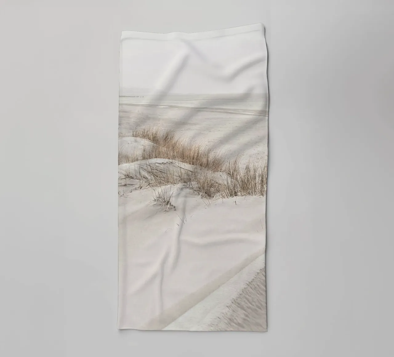 Zachte duinen op het strand - rustgevend kustlandschap badhanddoek van Whole©
