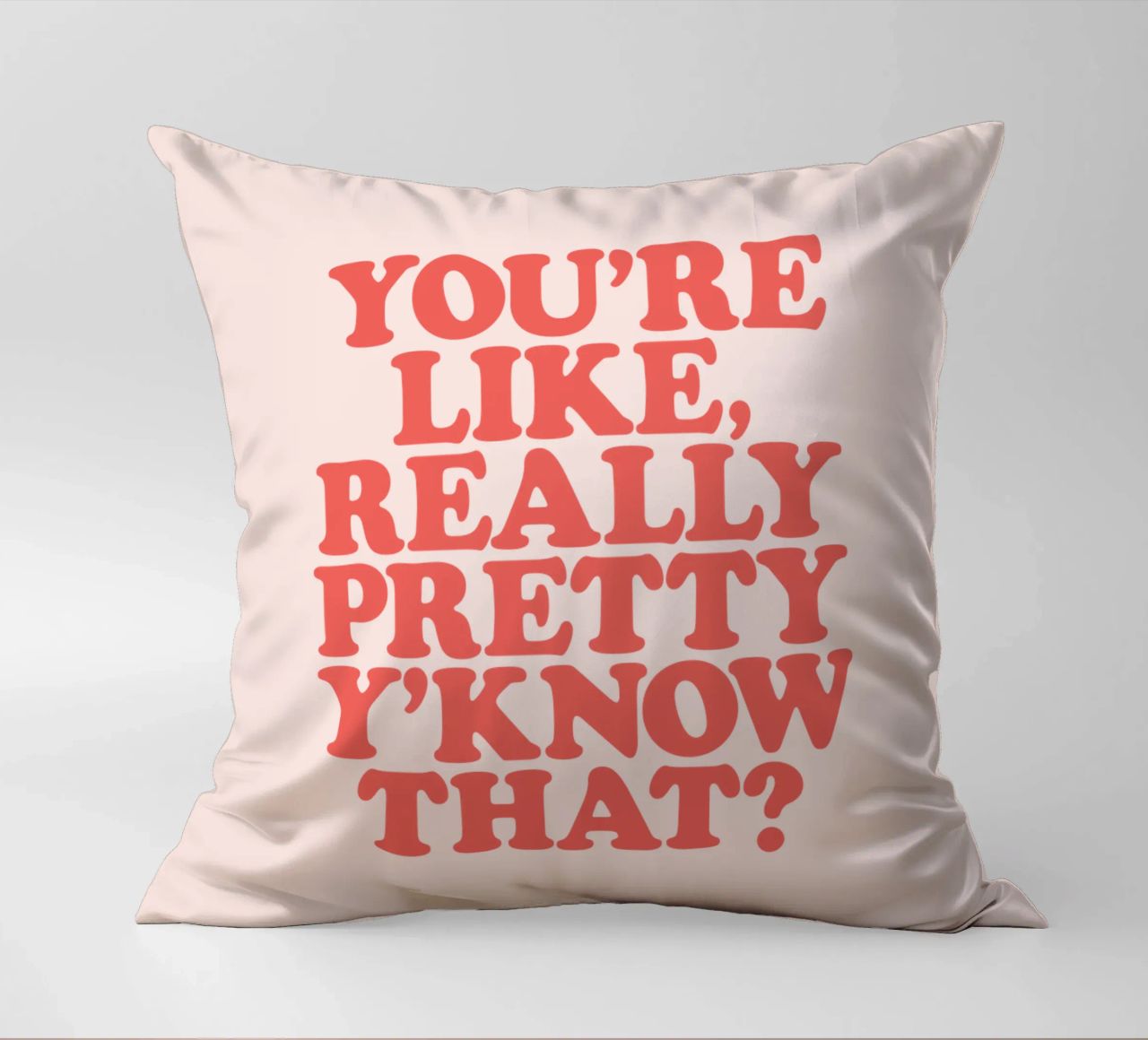 Sei davvero bella, sai che design tipografico! cuscino da THE MOTIVATED TYPE