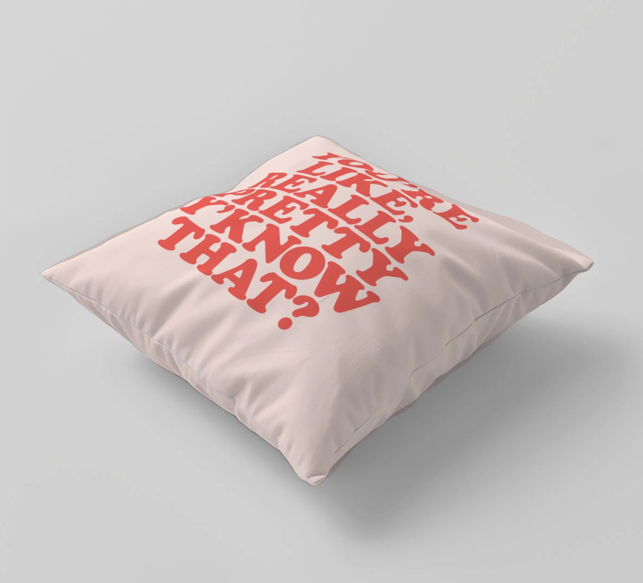 Sei davvero bella, sai che design tipografico! cuscino da THE MOTIVATED TYPE