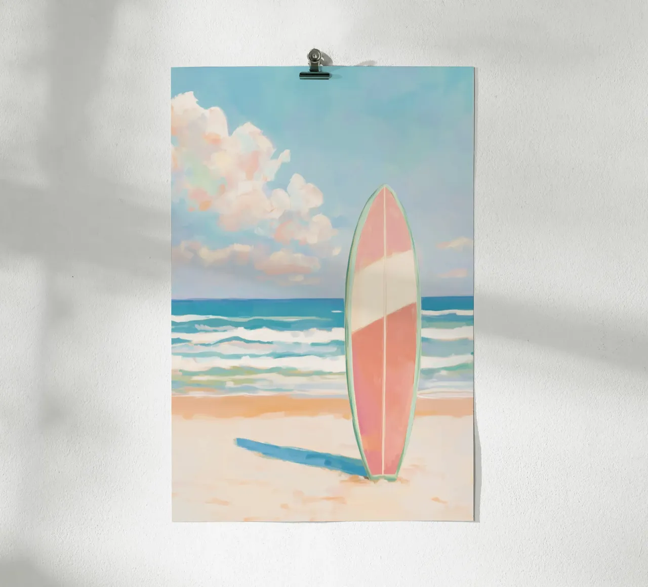 Tavola da surf sulla spiaggia poster con telaio in alluminio da Melloi Art Print