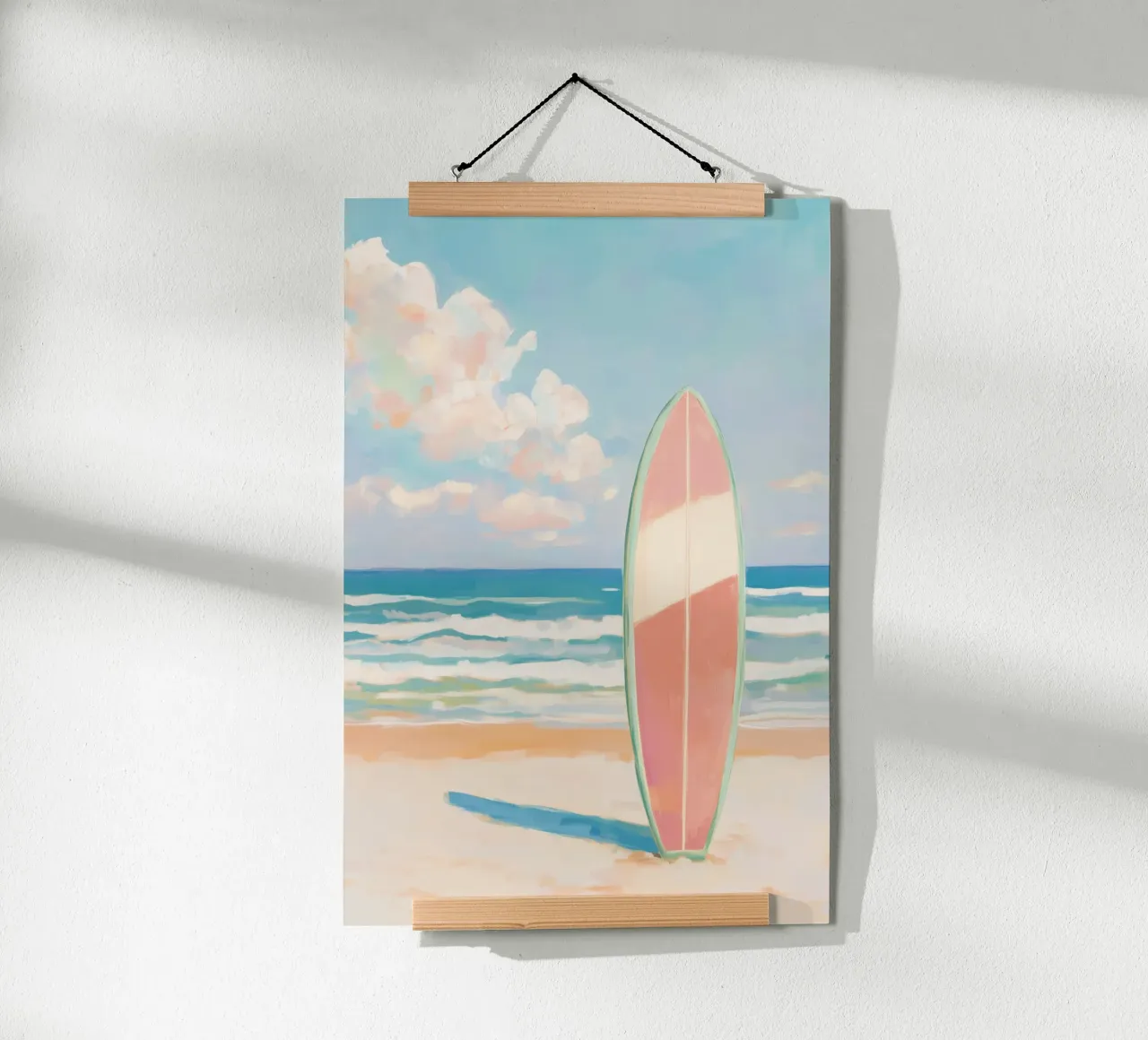 Tavola da surf sulla spiaggia poster con telaio in alluminio da Melloi Art Print