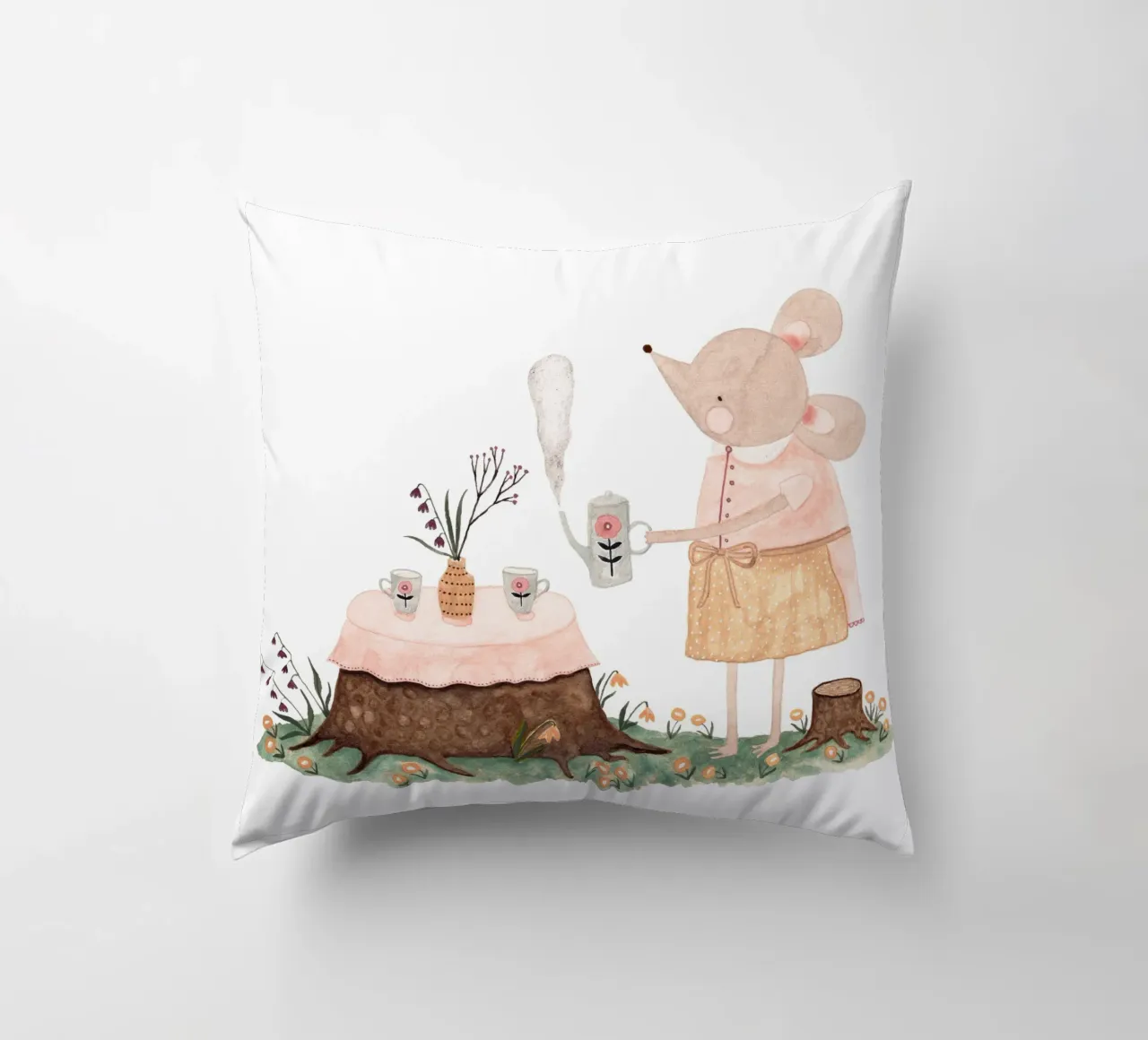 Claudia Voglhuber - Maus mit Tee cuscino da The Artcircle