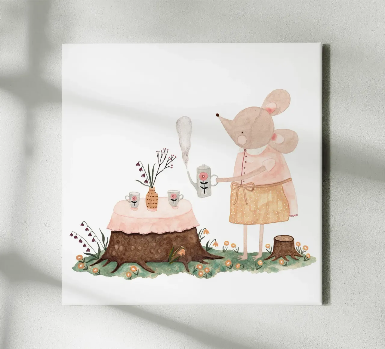 Claudia Voglhuber - Maus mit Tee tela con Cornice a cassetta da The Artcircle