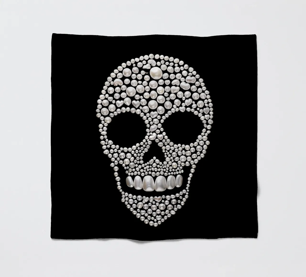 Teschio di perle Couture | Teschio realizzato con perle d'argento coperta in pile da Autofocus