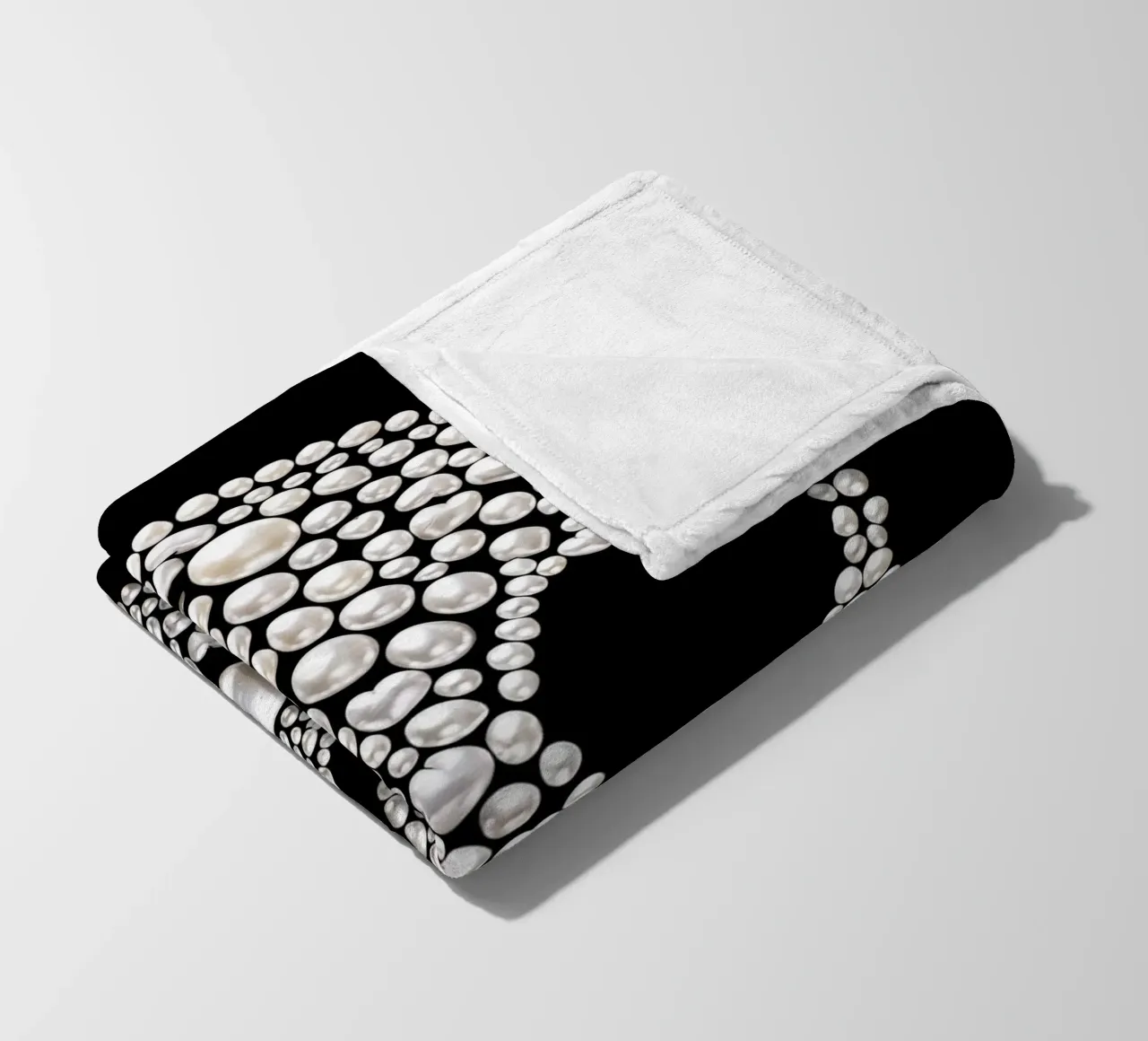 Teschio di perle Couture | Teschio realizzato con perle d'argento coperta in pile da Autofocus