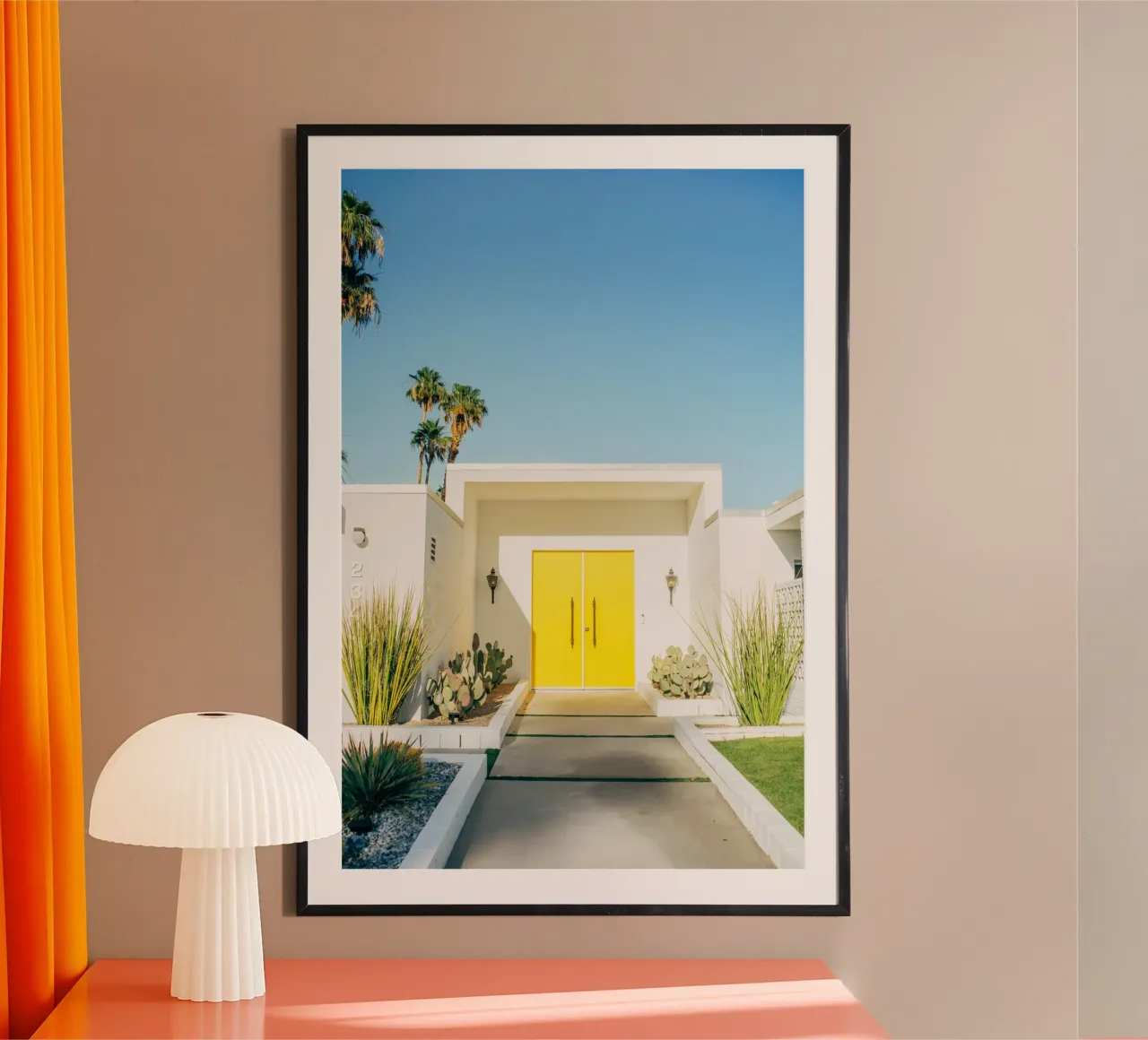 Yellow Door Poster mit Aluminium Rahmen von patiphotography