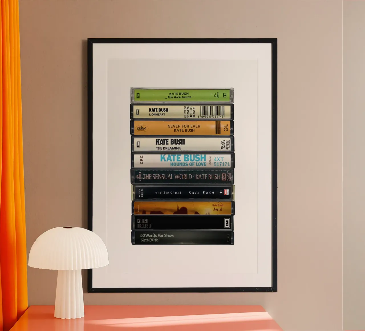 Kate Bush - Album raccolti - Stampa su cassetta poster con telaio in legno da MrMustardPrints