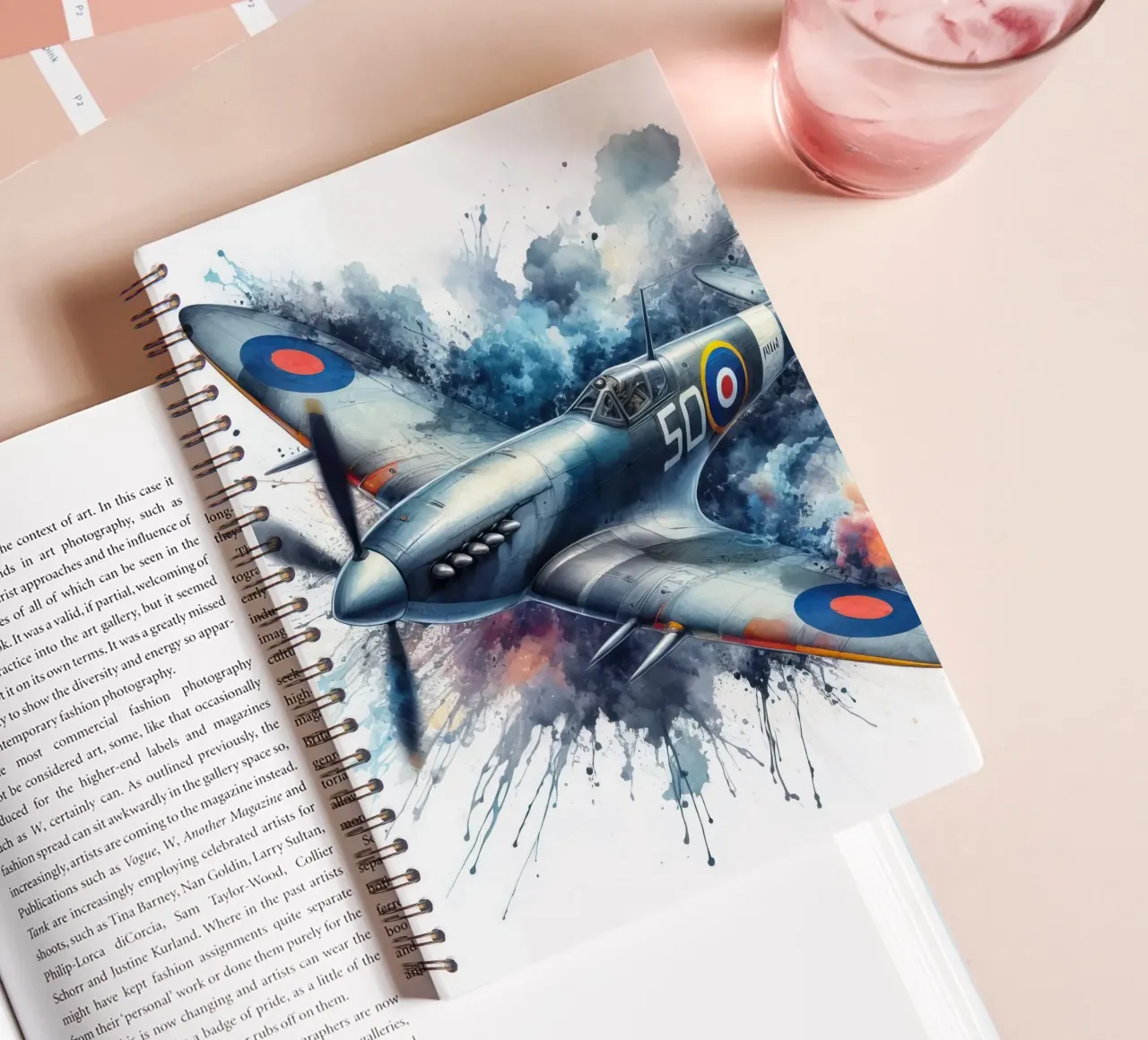 Spitfire a tutta velocità disegnato ad acquerello con schizzi diario ad anelli da ARTVI-SHOP