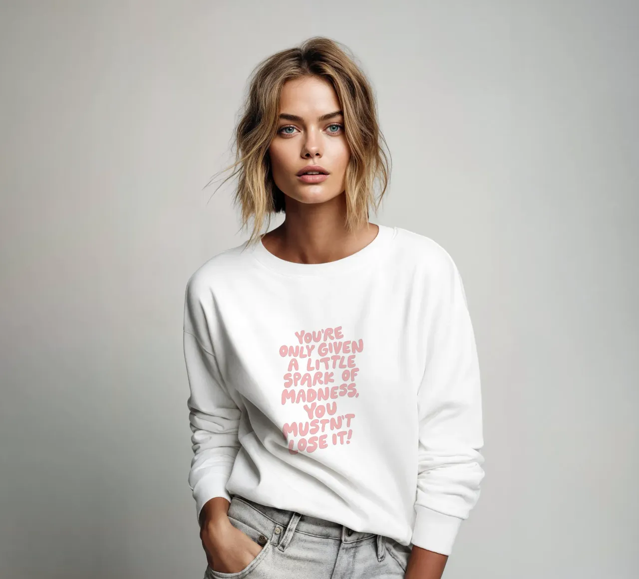 Du hast nur ein kleines Fünkchen Wahnsinn, das du nicht verlieren darfst Sweatshirt von THE MOTIVATED TYPE