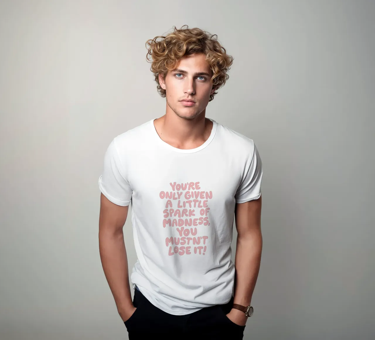 Du hast nur ein kleines Fünkchen Wahnsinn, das du nicht verlieren darfst T-Shirt von THE MOTIVATED TYPE