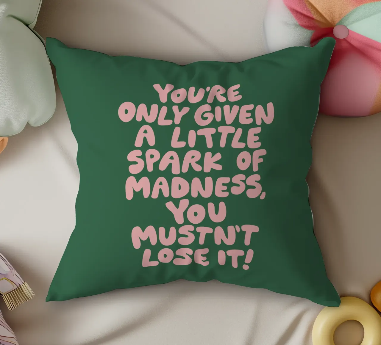 On ne vous donne qu'une petite étincelle de folie qu'il ne faut pas perdre coussin de THE MOTIVATED TYPE