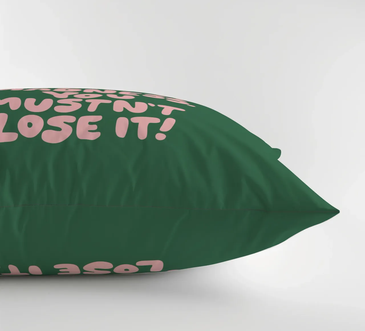 On ne vous donne qu'une petite étincelle de folie qu'il ne faut pas perdre coussin de THE MOTIVATED TYPE
