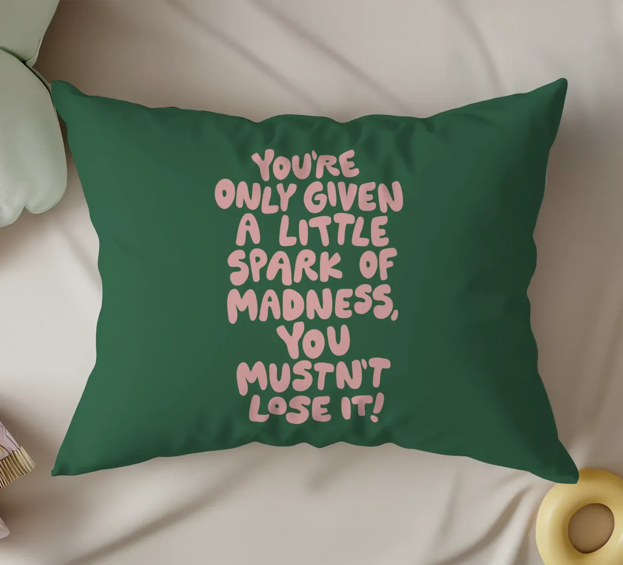 On ne vous donne qu'une petite étincelle de folie qu'il ne faut pas perdre coussin de THE MOTIVATED TYPE