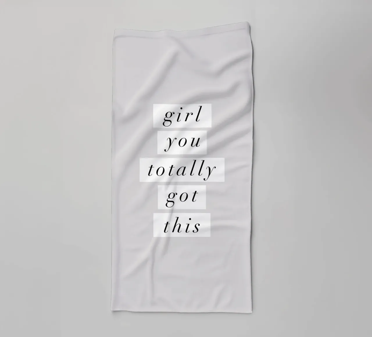 Ragazza, questo design tipografico in grigio elegante è assolutamente perfetto asciugamano da bagno da THE MOTIVATED TYPE