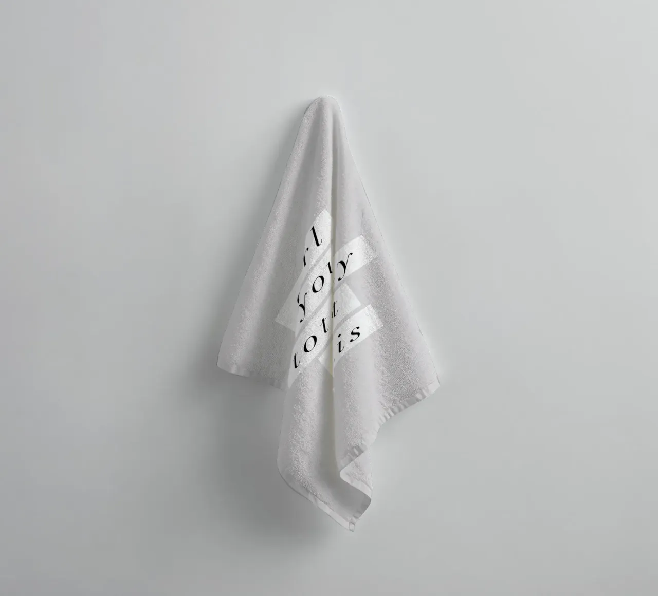 Ragazza, questo design tipografico in grigio elegante è assolutamente perfetto asciugamano da bagno da THE MOTIVATED TYPE