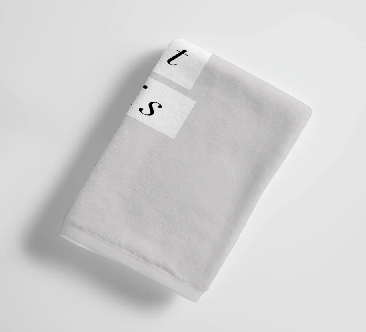 Ragazza, questo design tipografico in grigio elegante è assolutamente perfetto asciugamano da bagno da THE MOTIVATED TYPE