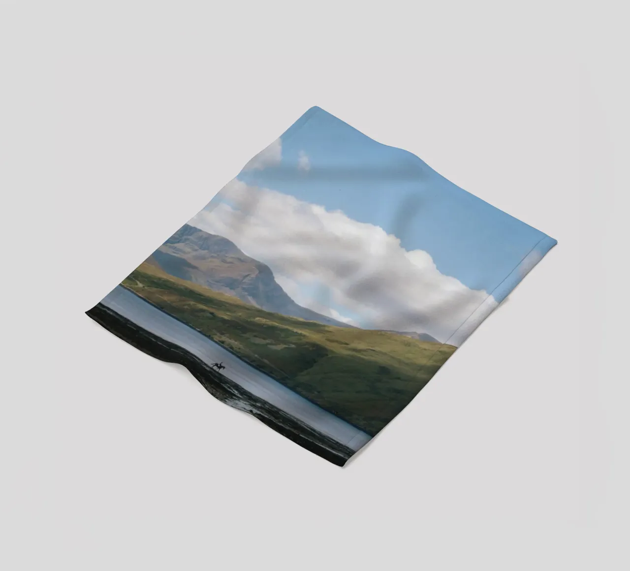 Irish Mountains with a riding horse coperta in pile da The Wild Creative Studio