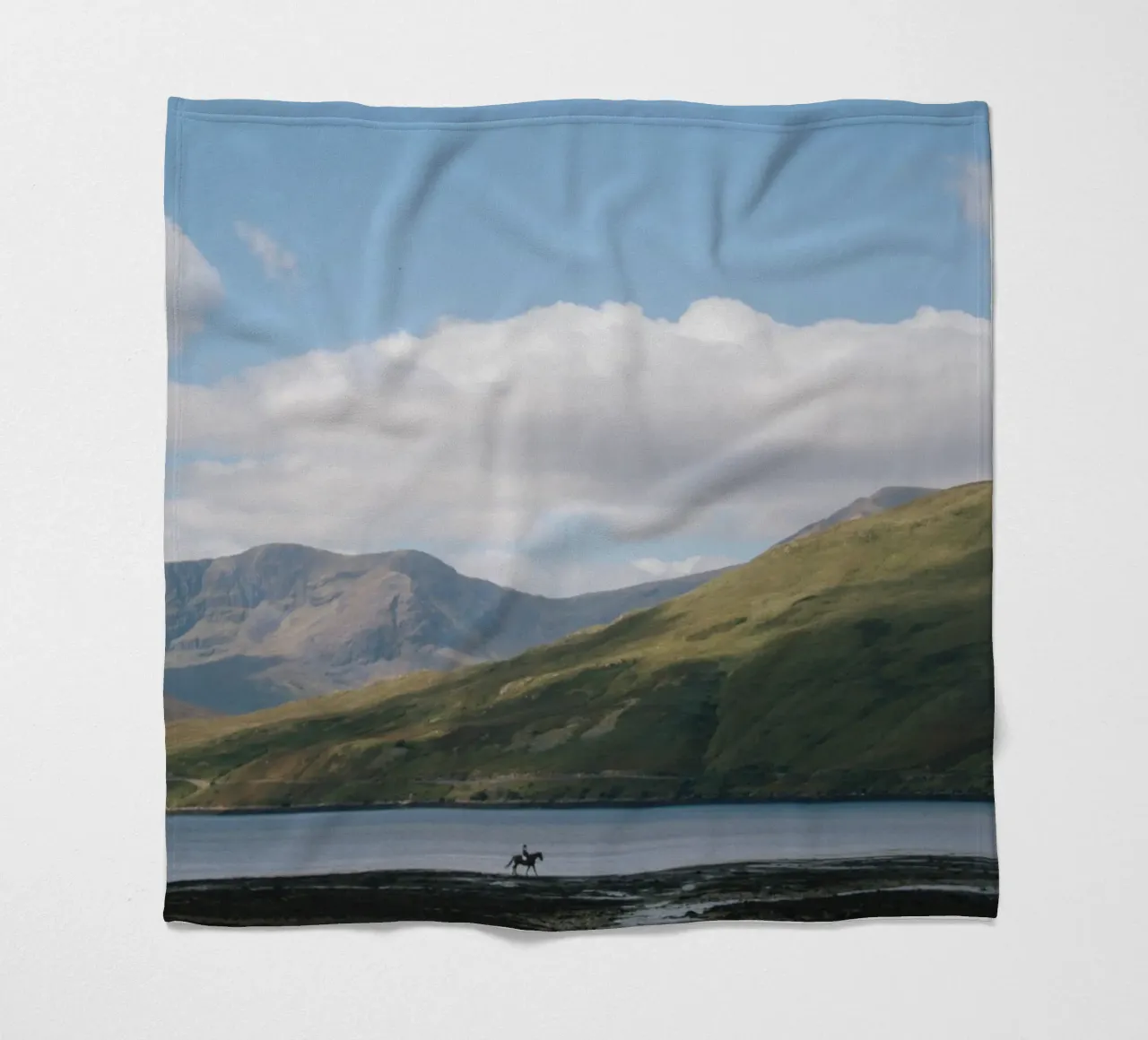 Irish Mountains with a riding horse coperta in pile da The Wild Creative Studio