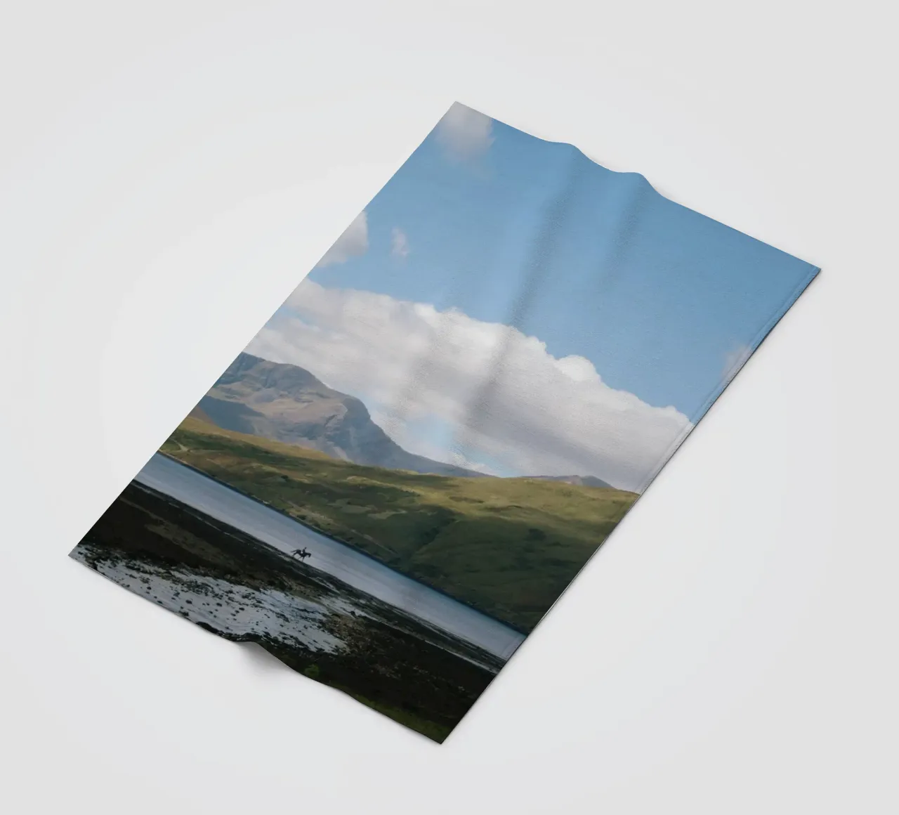 Irish Mountains with a riding horse coperta in pile da The Wild Creative Studio