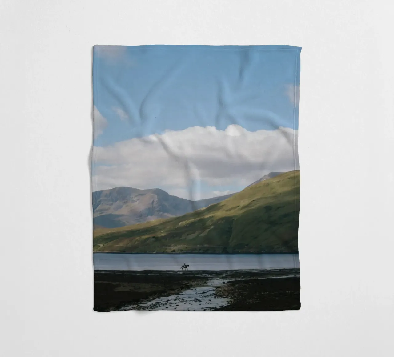Irish Mountains with a riding horse coperta in pile da The Wild Creative Studio