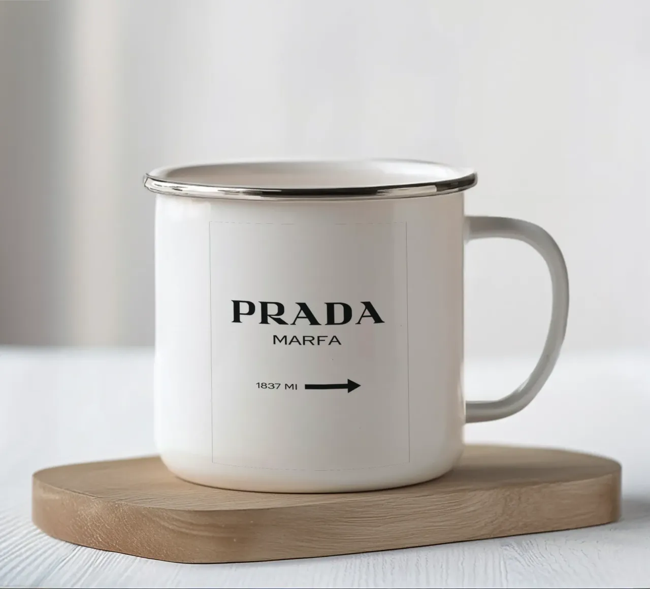 Prada Marfa - Tipografia minimalista tazza in smalto da Whole©