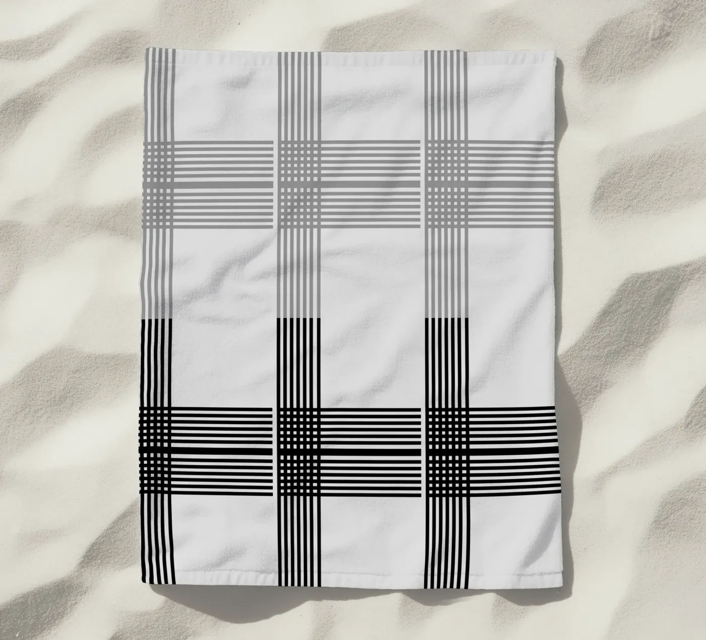 Motif de lignes grises et noires serviette de plage de KHouse Studio