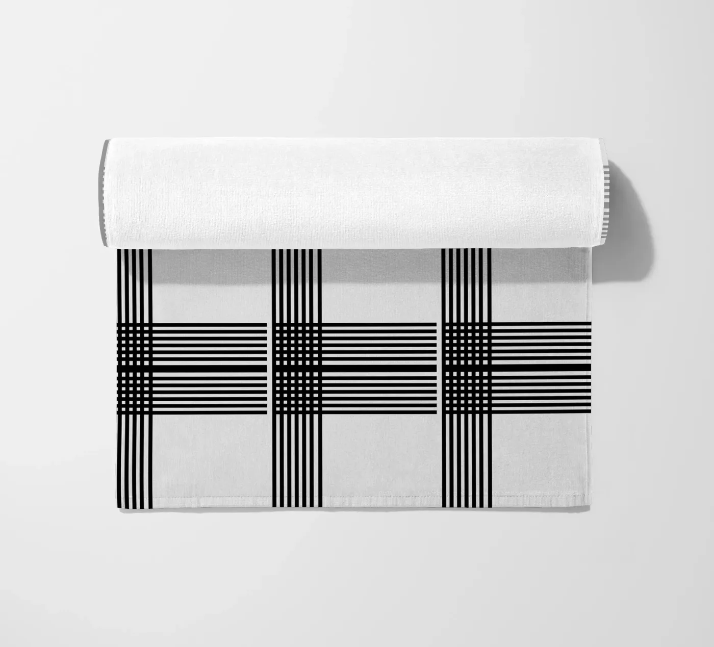 Motif de lignes grises et noires serviette de plage de KHouse Studio