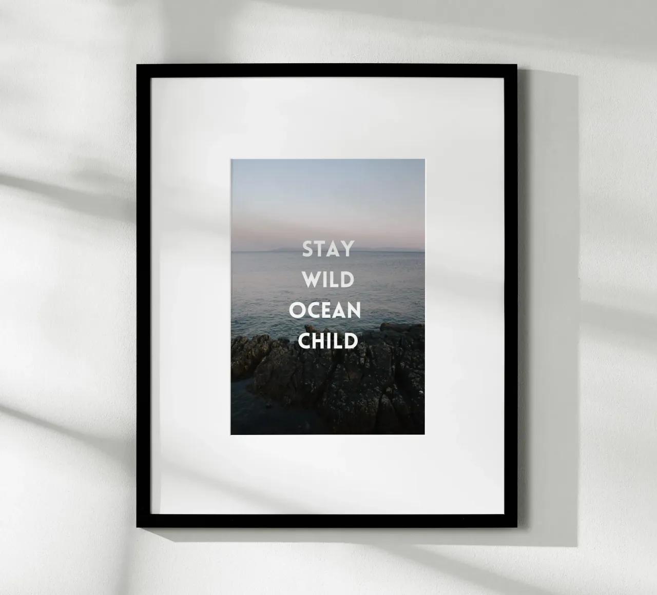 Stay Wild Ocean Child poster con telaio in plastica da The Wild Creative Studio