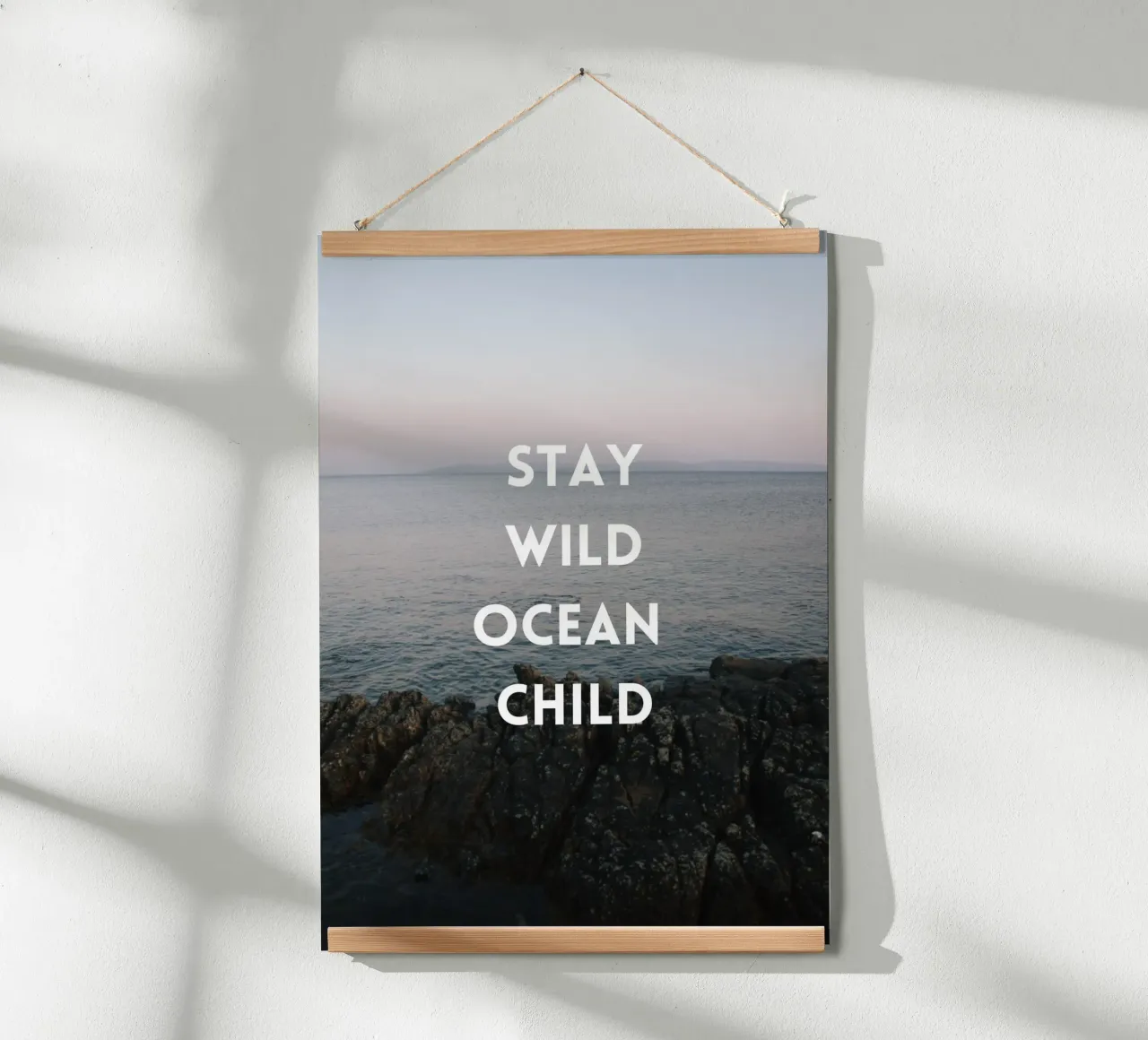 Stay Wild Ocean Child poster con telaio in plastica da The Wild Creative Studio