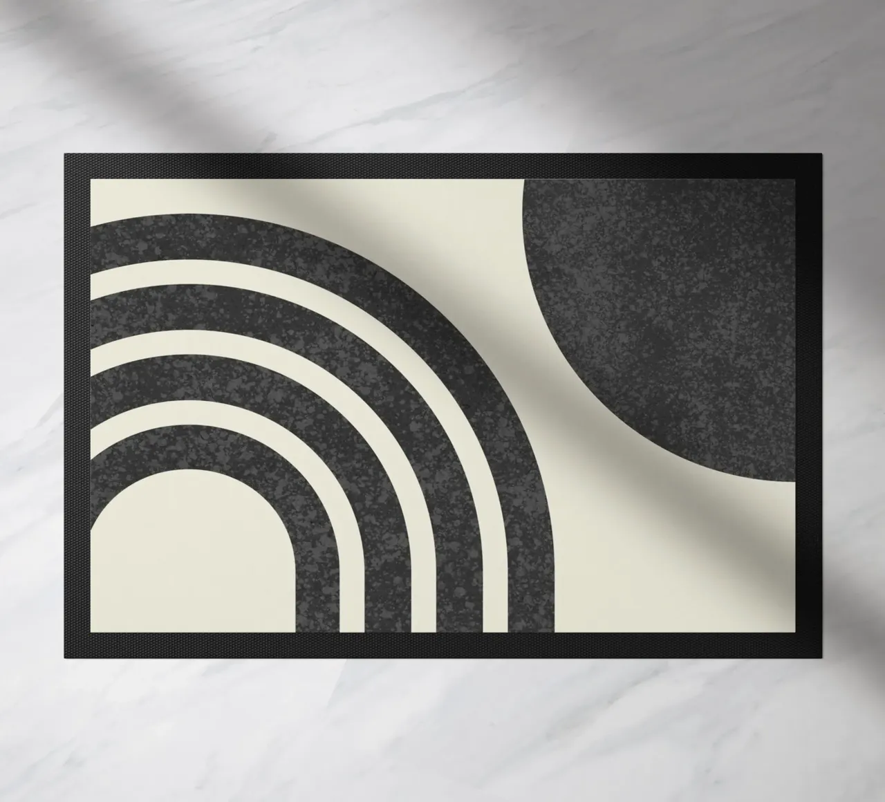 Sole e arcobaleno in bianco e nero di metà secolo zerbino da MoonlightPrint