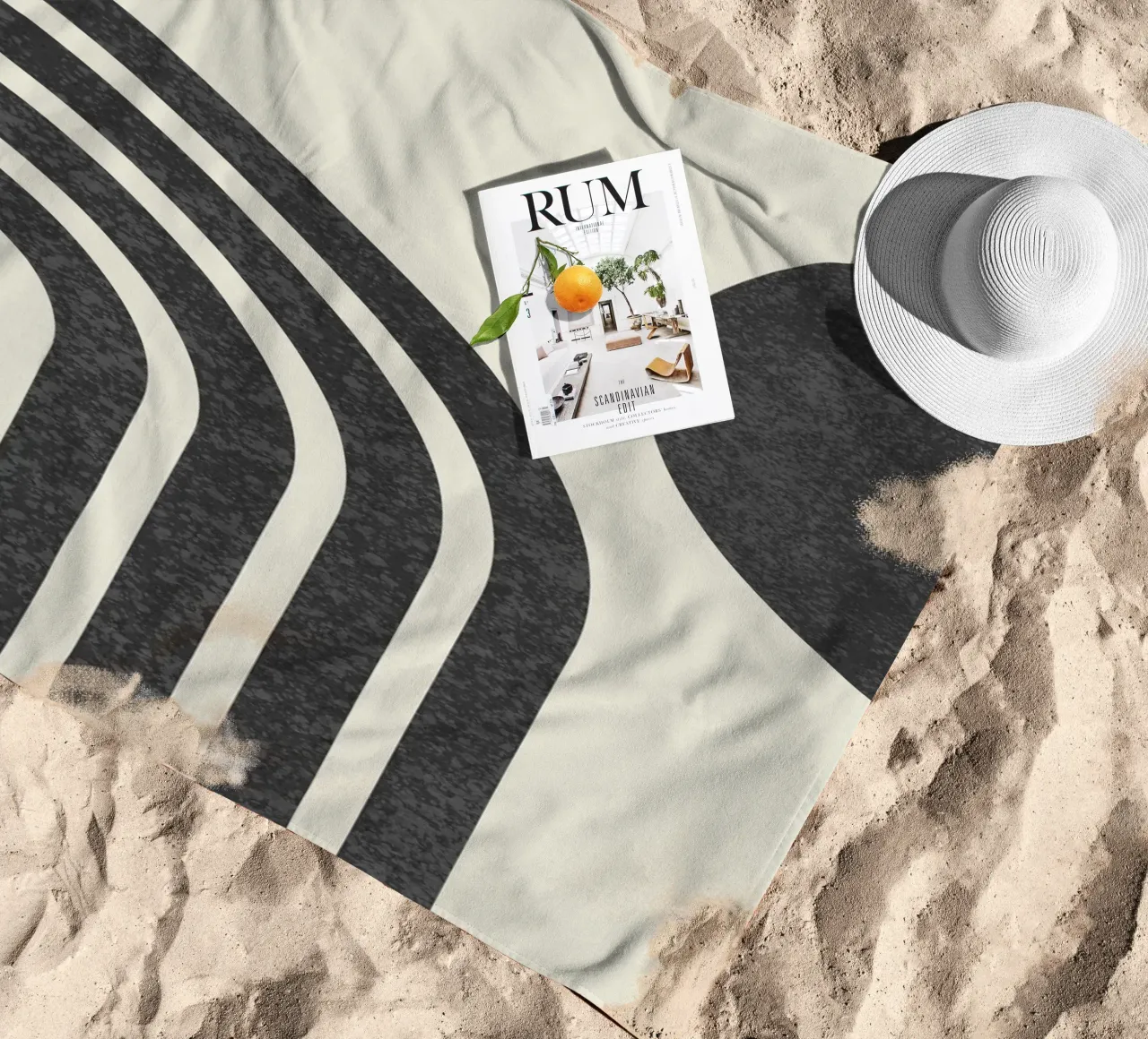 Sole e arcobaleno in bianco e nero di metà secolo telo mare da MoonlightPrint