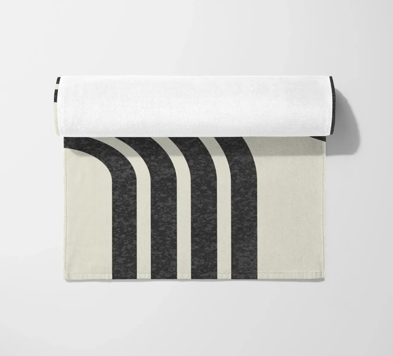 Sole e arcobaleno in bianco e nero di metà secolo telo mare da MoonlightPrint