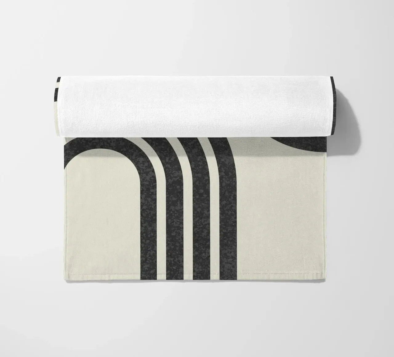 Sole e arcobaleno in bianco e nero di metà secolo telo mare da MoonlightPrint