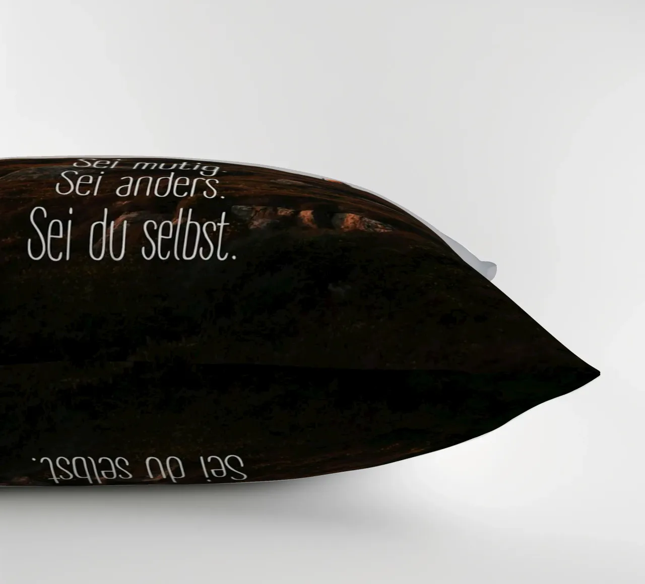 Sei mutig, sei anders, sei du selbst cuscino da Wild Horizon Studio